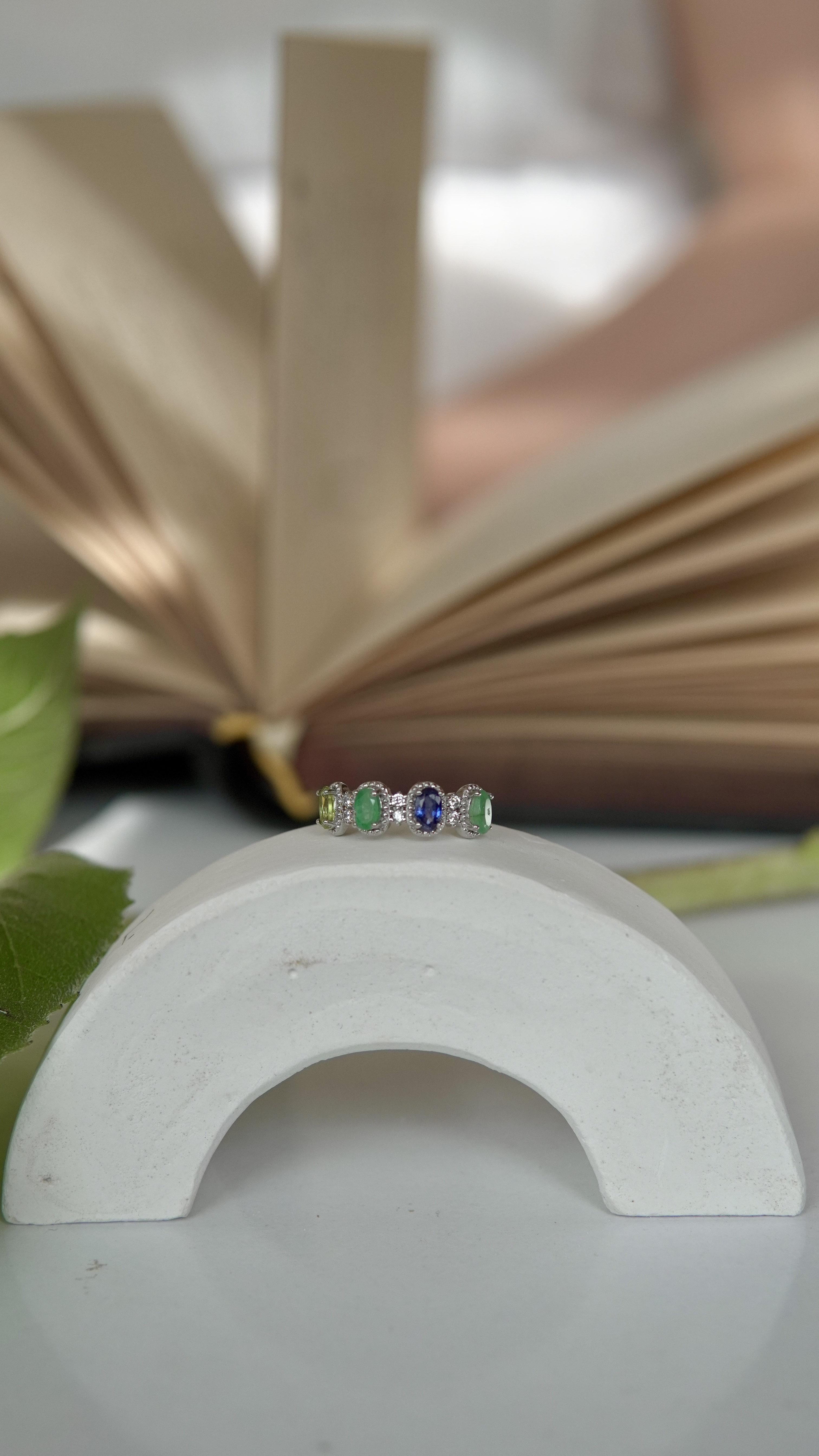 انگشتر نقره زنانه و دخترانه جواهری با سنگ‌های طبیعی زمرد، زبرجد و کیانیت