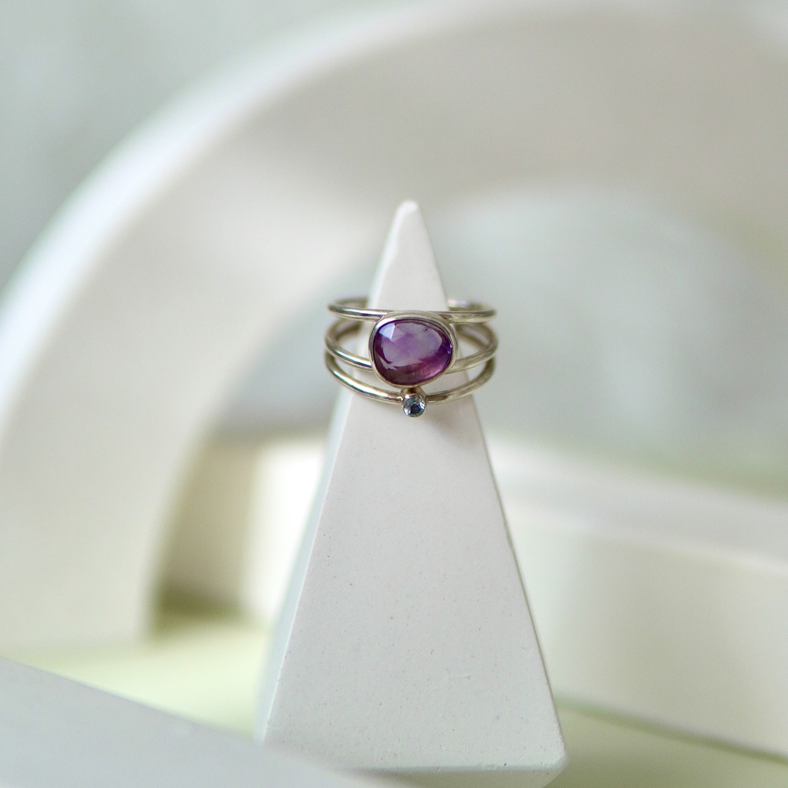 انگشتر زنانه و‌ دخترانه اسپرت نقره و سنگ طبیعی|اماتیس،توپاز|دیوا