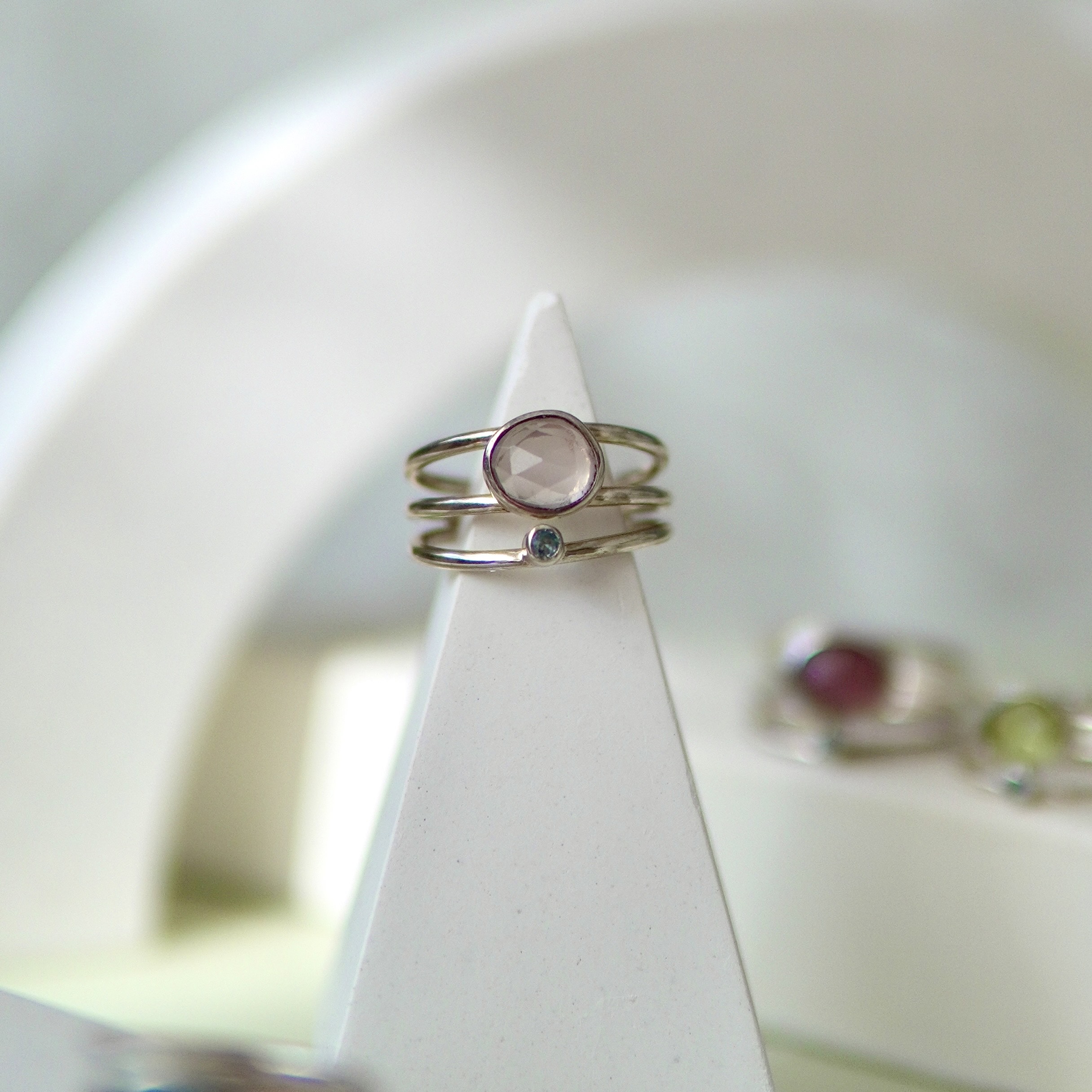 انگشتر زنانه و‌ دخترانه اسپرت نقره و سنگ طبیعی|رزکوارتز-توپاز|دیوا