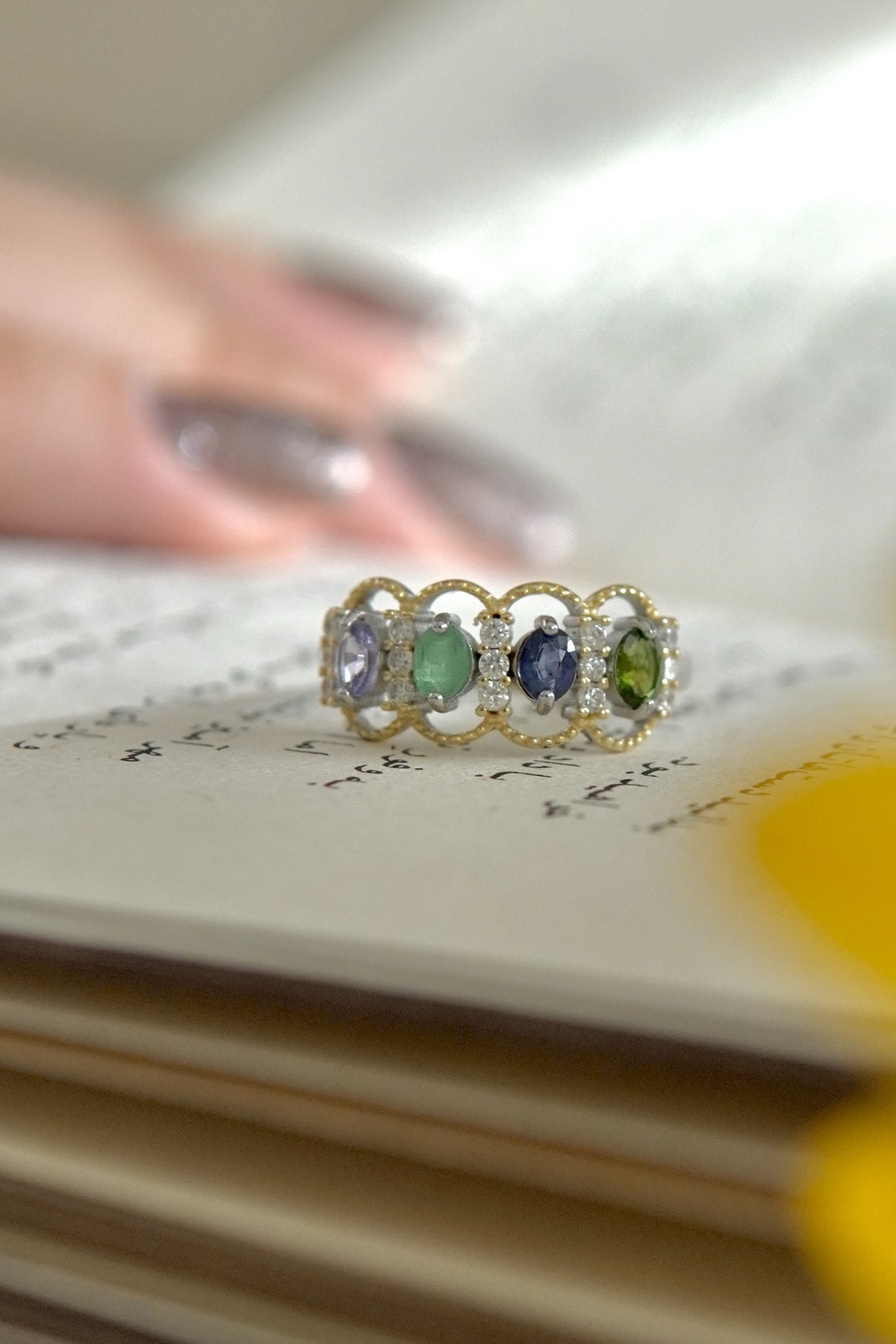 انگشتر جواهری زنانه و دخترانه با سنگ های طبیعی آمیتیس و زمرد و کیانیت و کروم دیوپساید | پایه نقره با آبکاری دو رنگ درجه یک