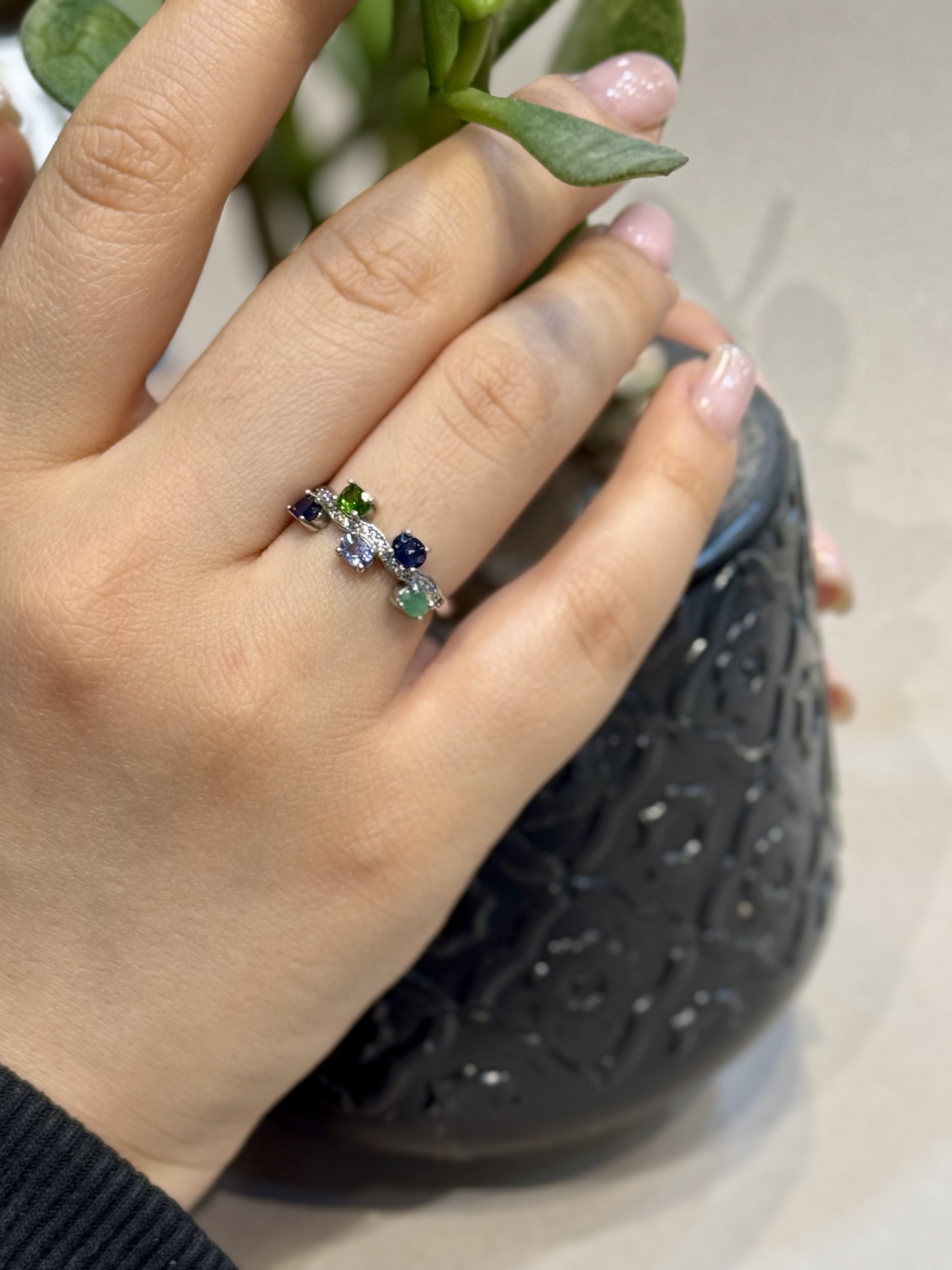 انگشتر جواهری زنانه و دخترانه با سنگ های طبیعی  زمرد و یاقوت کبود و زبرجدو تانزانایت و کروم دیوپساید | پایه نقره با آبکاریدرجه یک