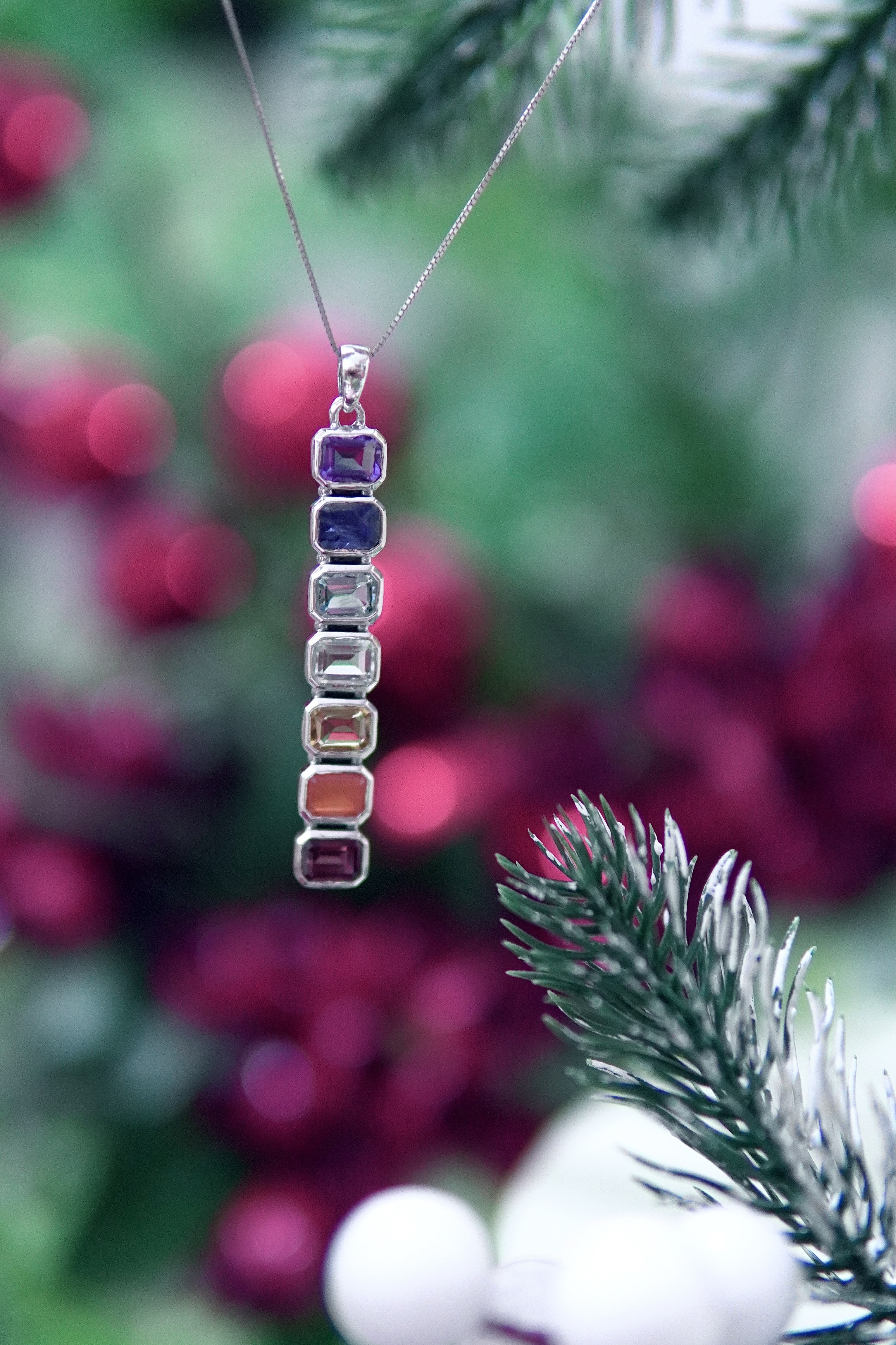 مدال اسپرت هفت چاکرا زنانه و دخترانه مدل مستطیل انرژی با پایه نقره و سنگ های طبیعی