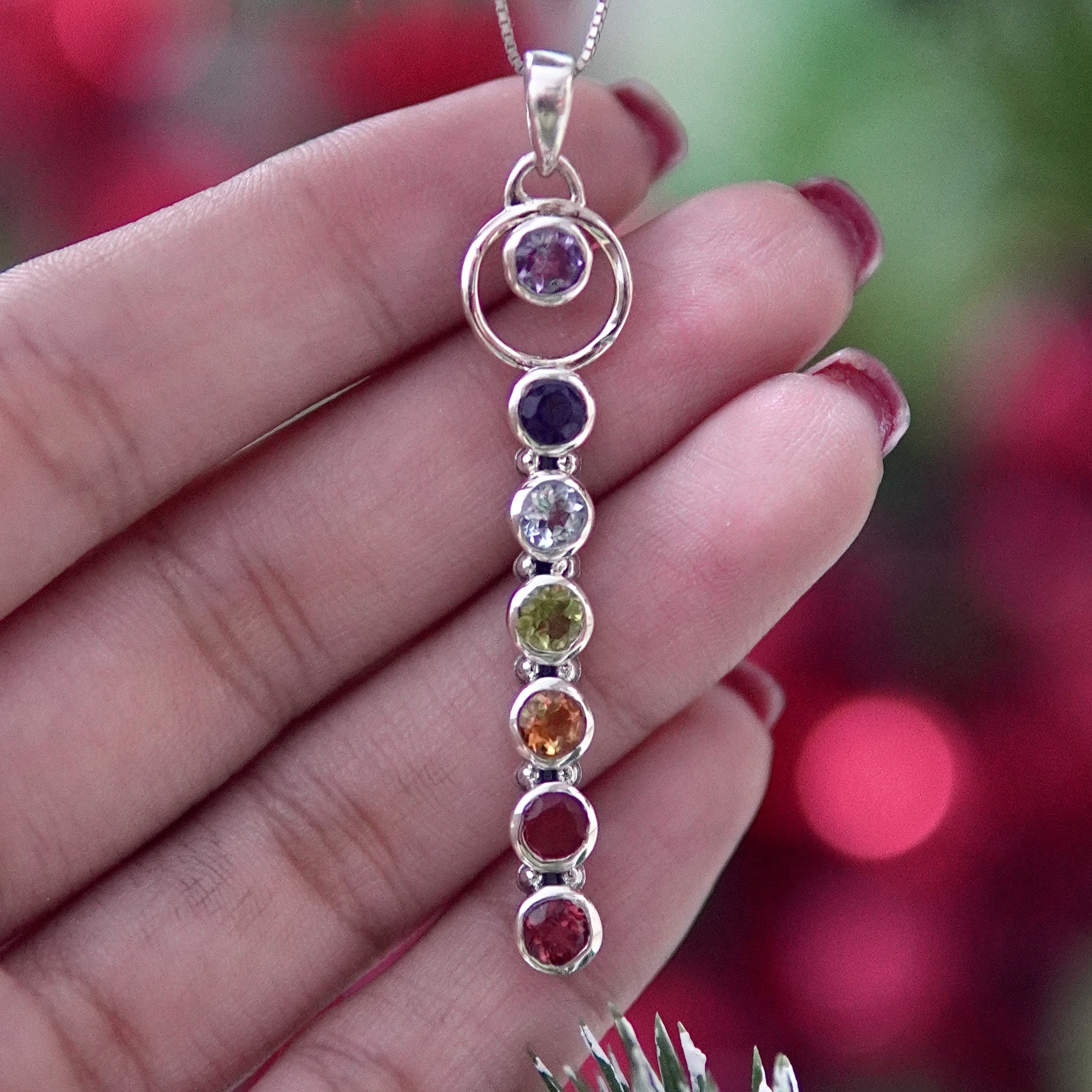 مدال اسپرت هفت چاکرا زنانه و دخترانه مدل حلقه انرژی با پایه نقره و سنگ های طبیعی تراش گرد