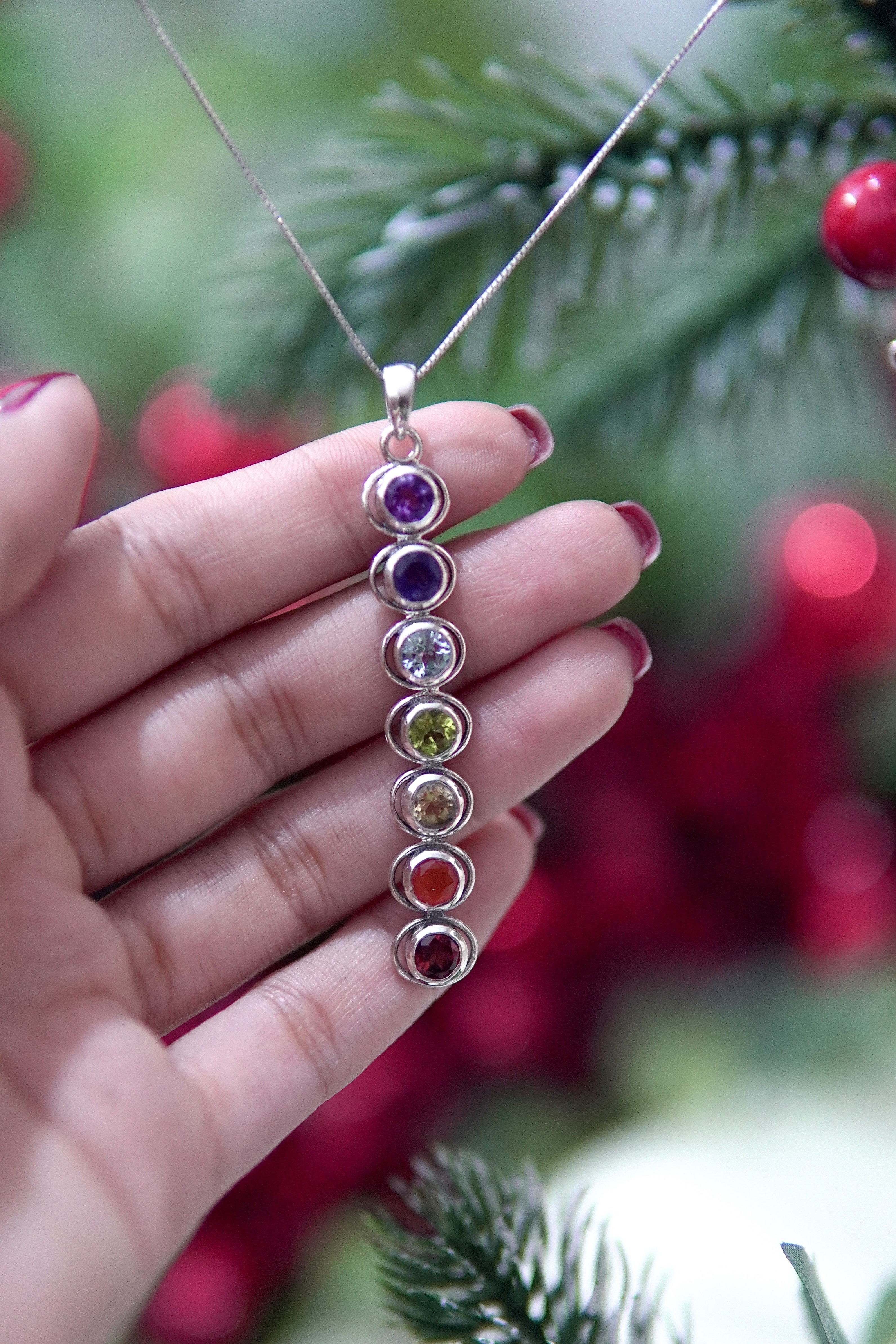 مدال اسپرت هفت چاکرا زنانه و دخترانه مدل چشم انرژی با پایه نقره و سنگ های طبیعی تراش گرد