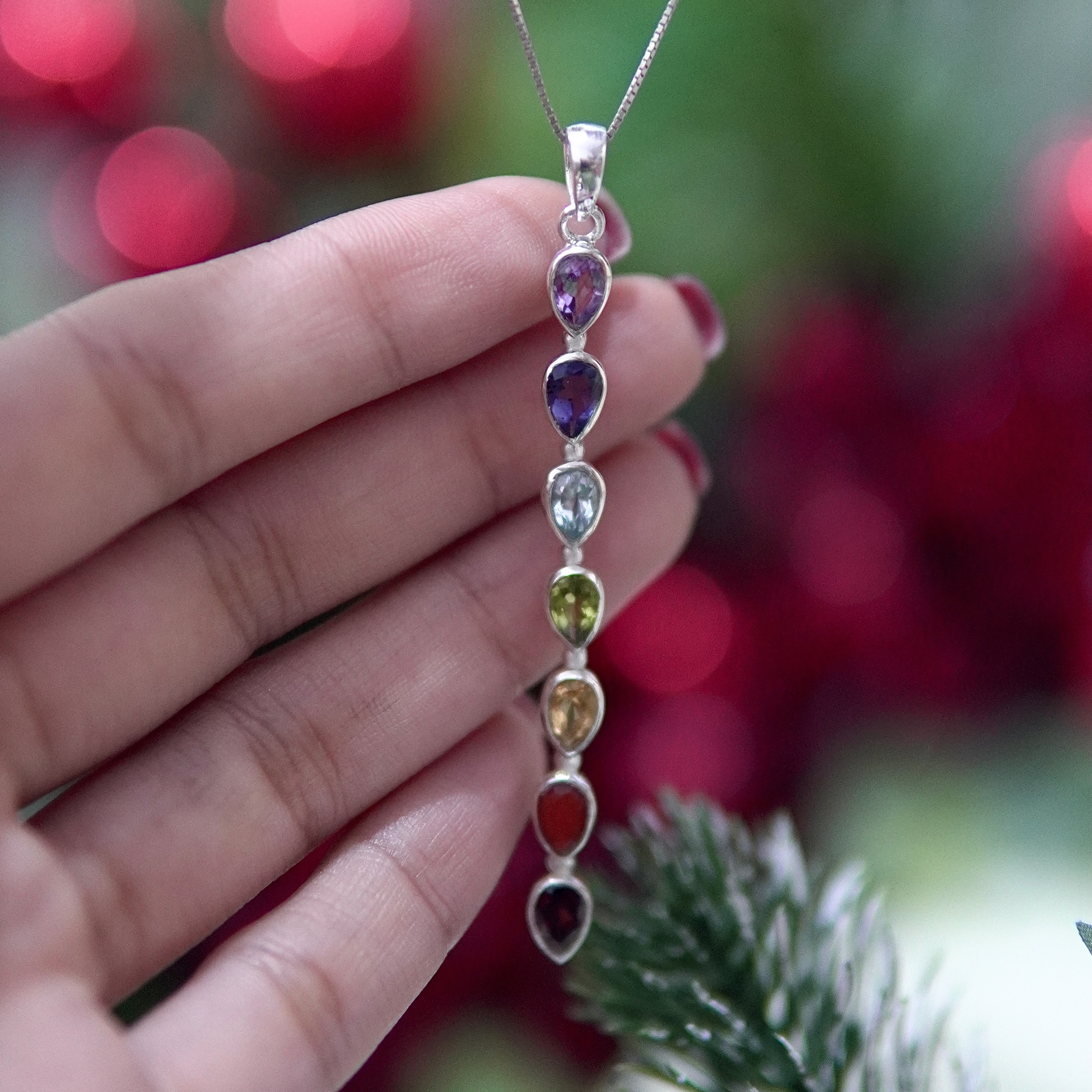 مدال اسپرت هفت چاکرا زنانه و دخترانه مدل باران انرژی با پایه نقره و سنگ های طبیعی تراش اشک