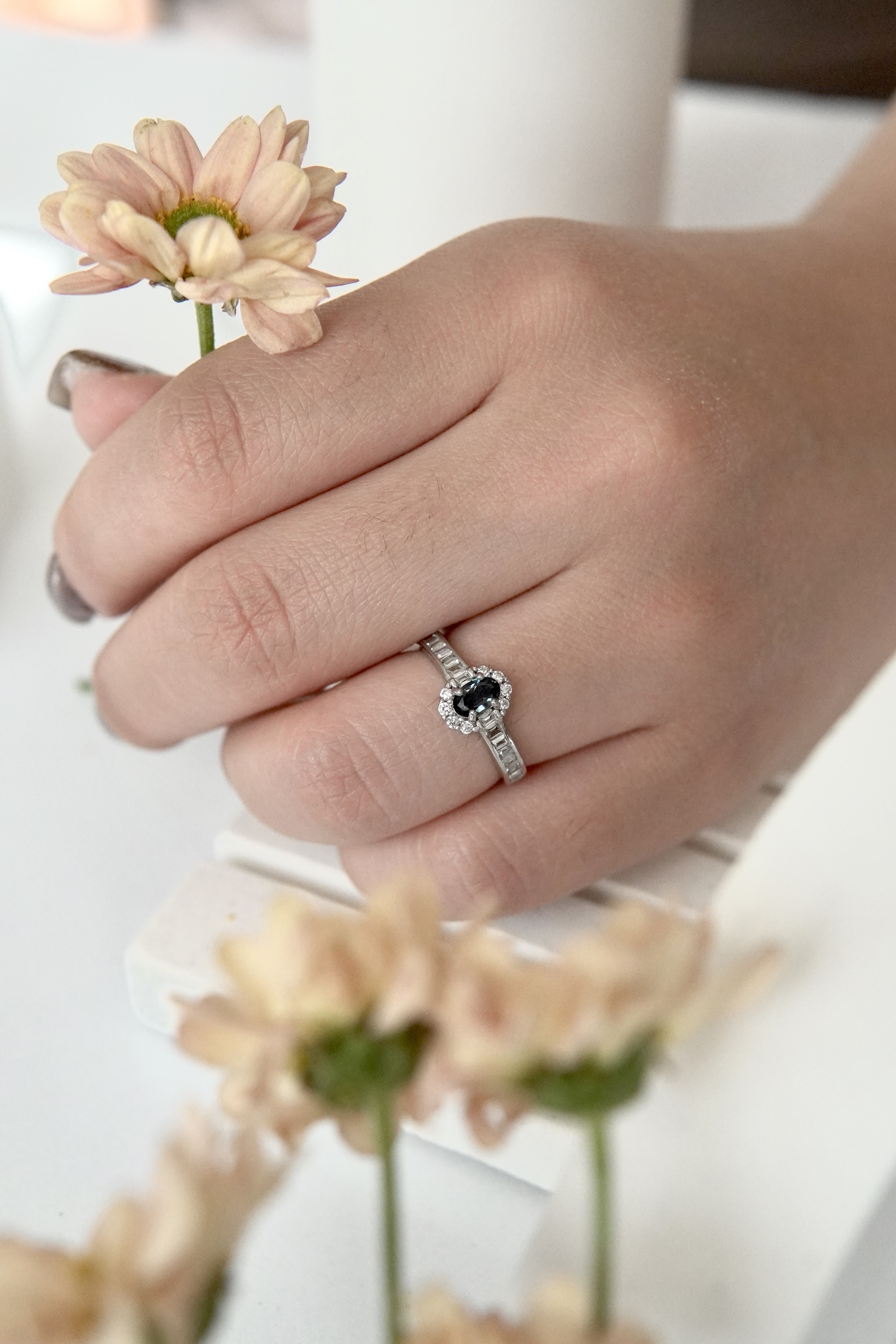 انگشتر جواهری زنانه و دخترانه با سنگ طبیعی  توپاز لندن بغل باگت | پایه نقره با آبکاری درجه یک