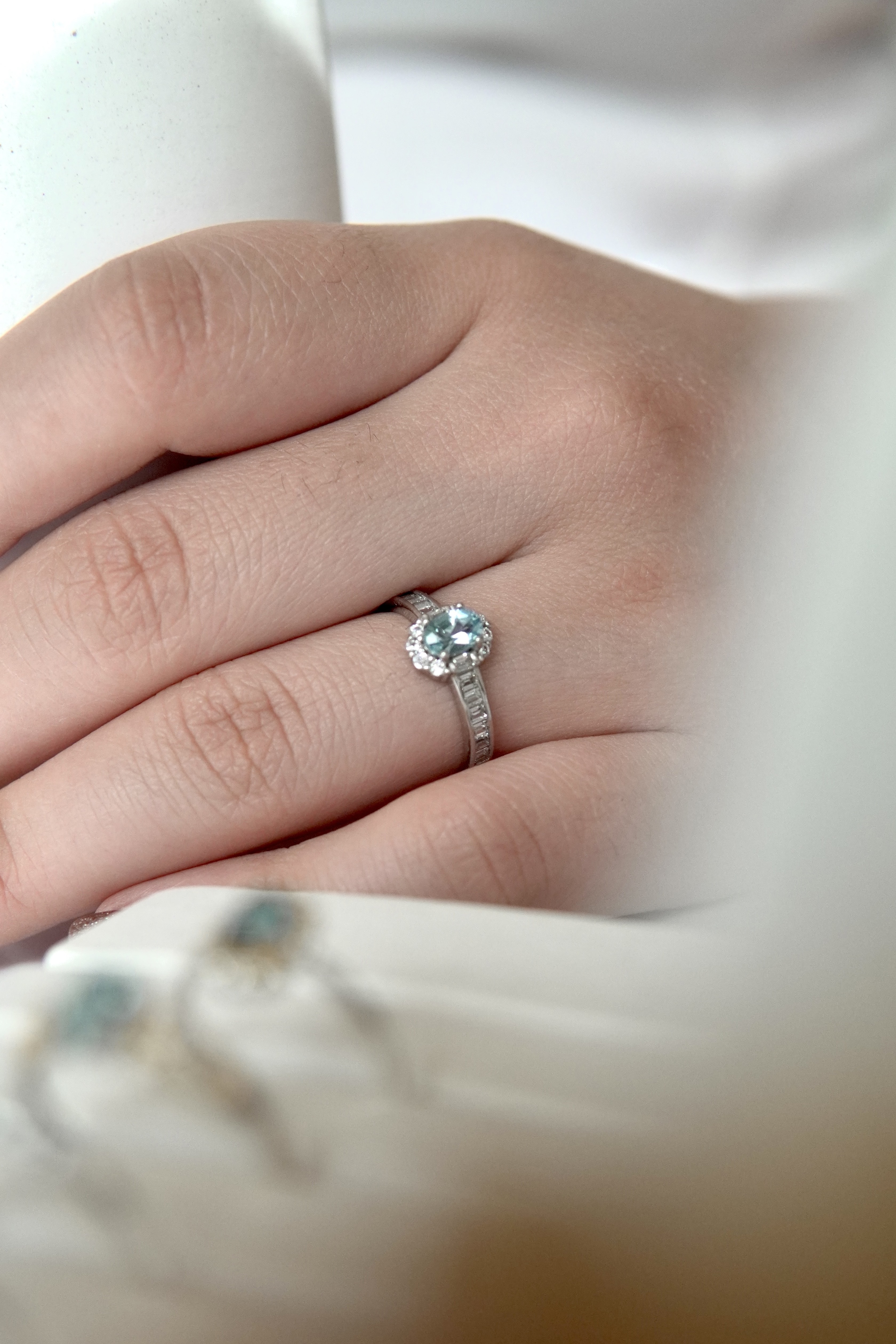 انگشتر جواهری زنانه و دخترانه با سنگ طبیعی توپاز سوییسی بغل باگت | پایه نقره با آبکاری درجه یک