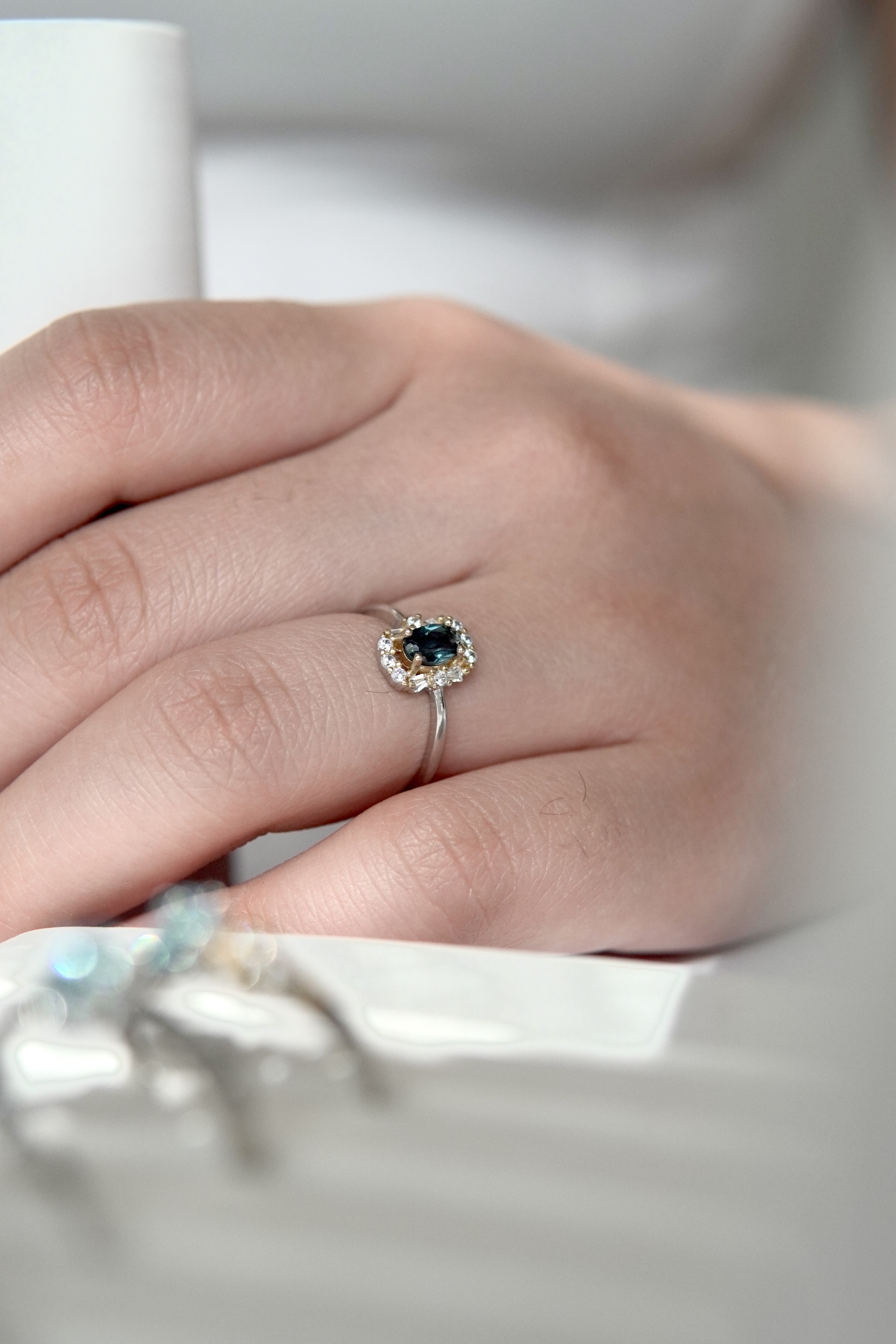 انگشتر جواهری زنانه و دخترانه با سنگ طبیعی  توپاز لندن دور نگین | پایه نقره با آبکاری درجه یک