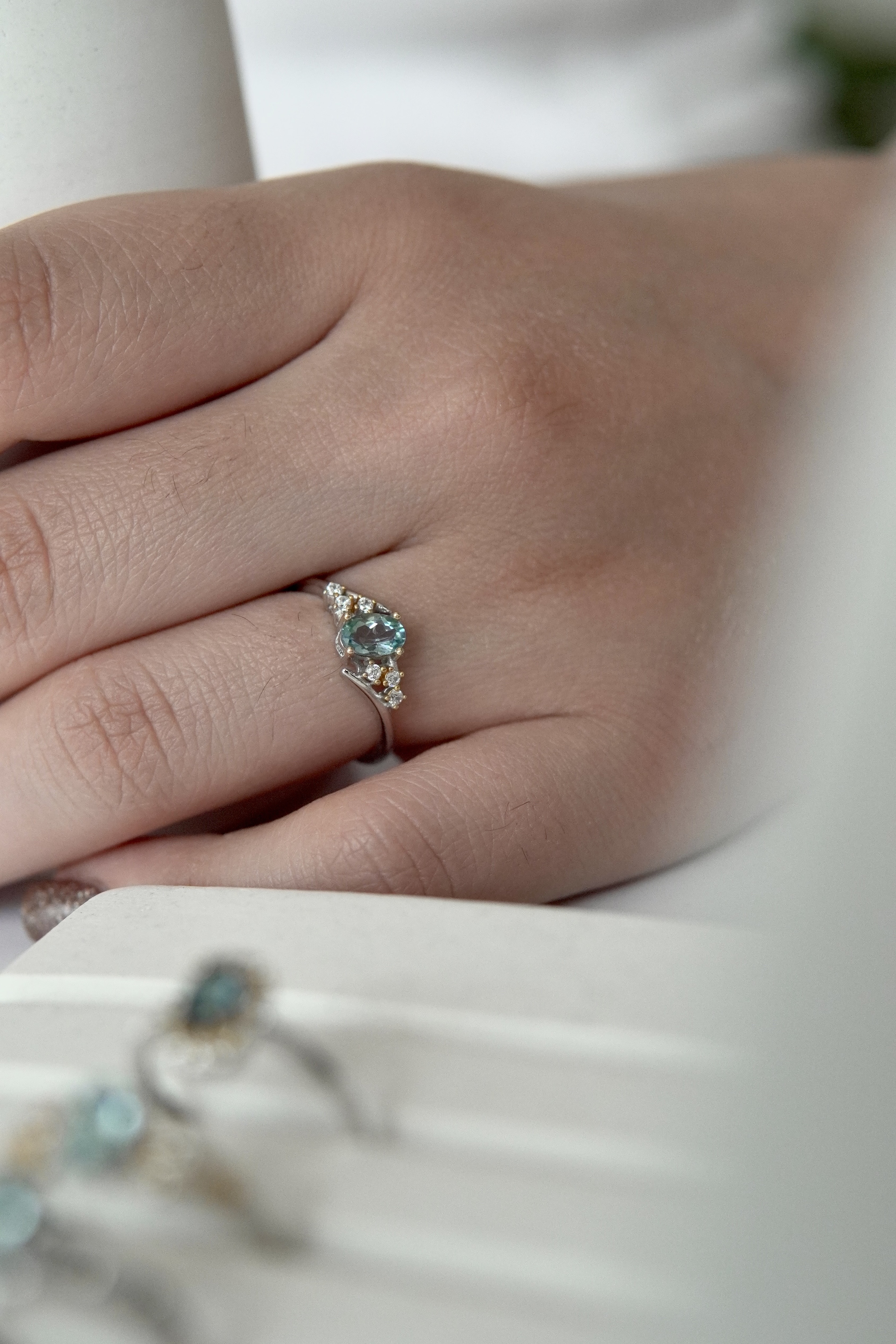 انگشتر جواهری زنانه و دخترانه با سنگ طبیعی توپاز سوییسی چپ و راستی | پایه نقره با آبکاری درجه یک