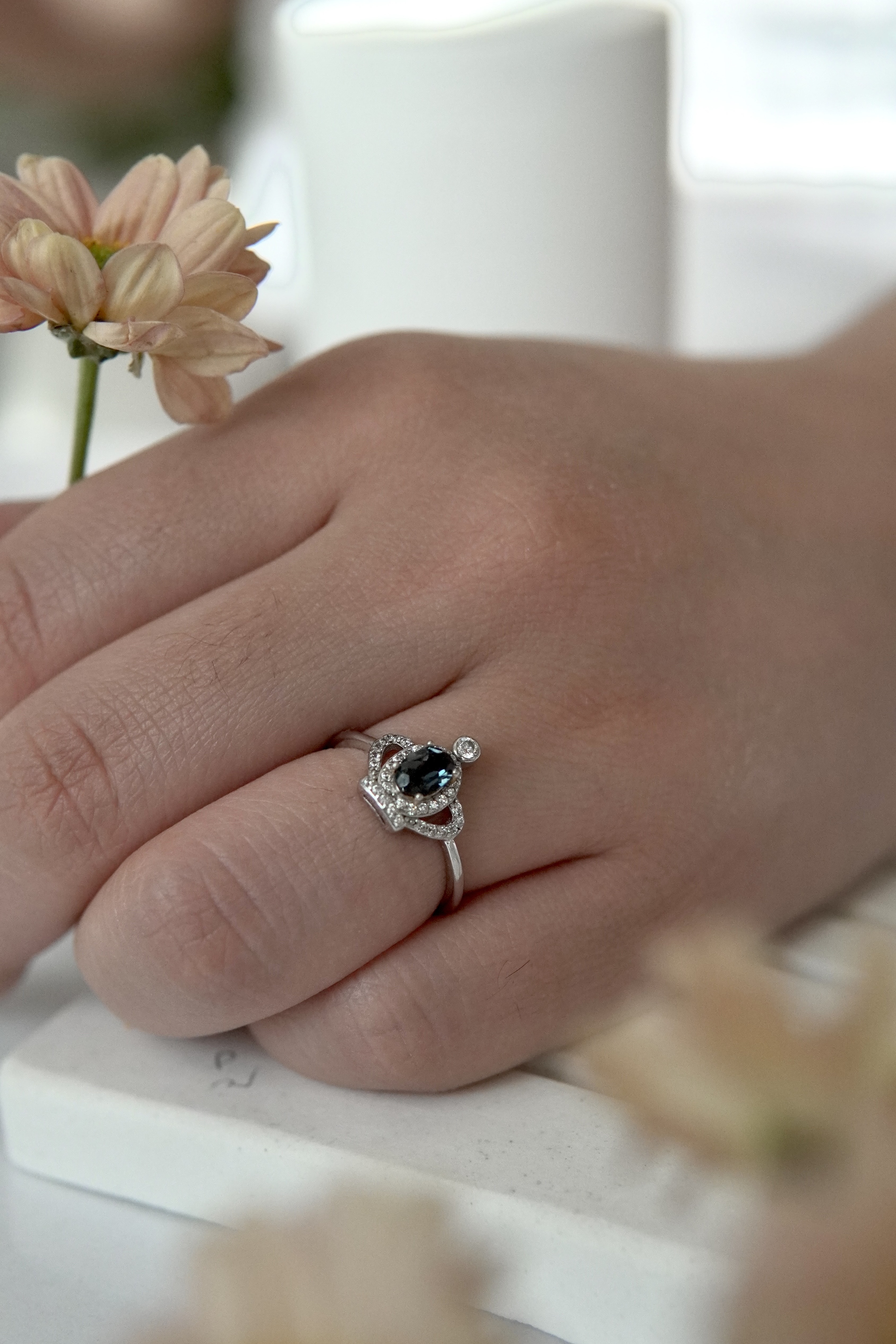 انگشتر جواهری زنانه و دخترانه با سنگ طبیعی توپاز لندن طرح تاج | پایه نقره با آبکاری درجه یک