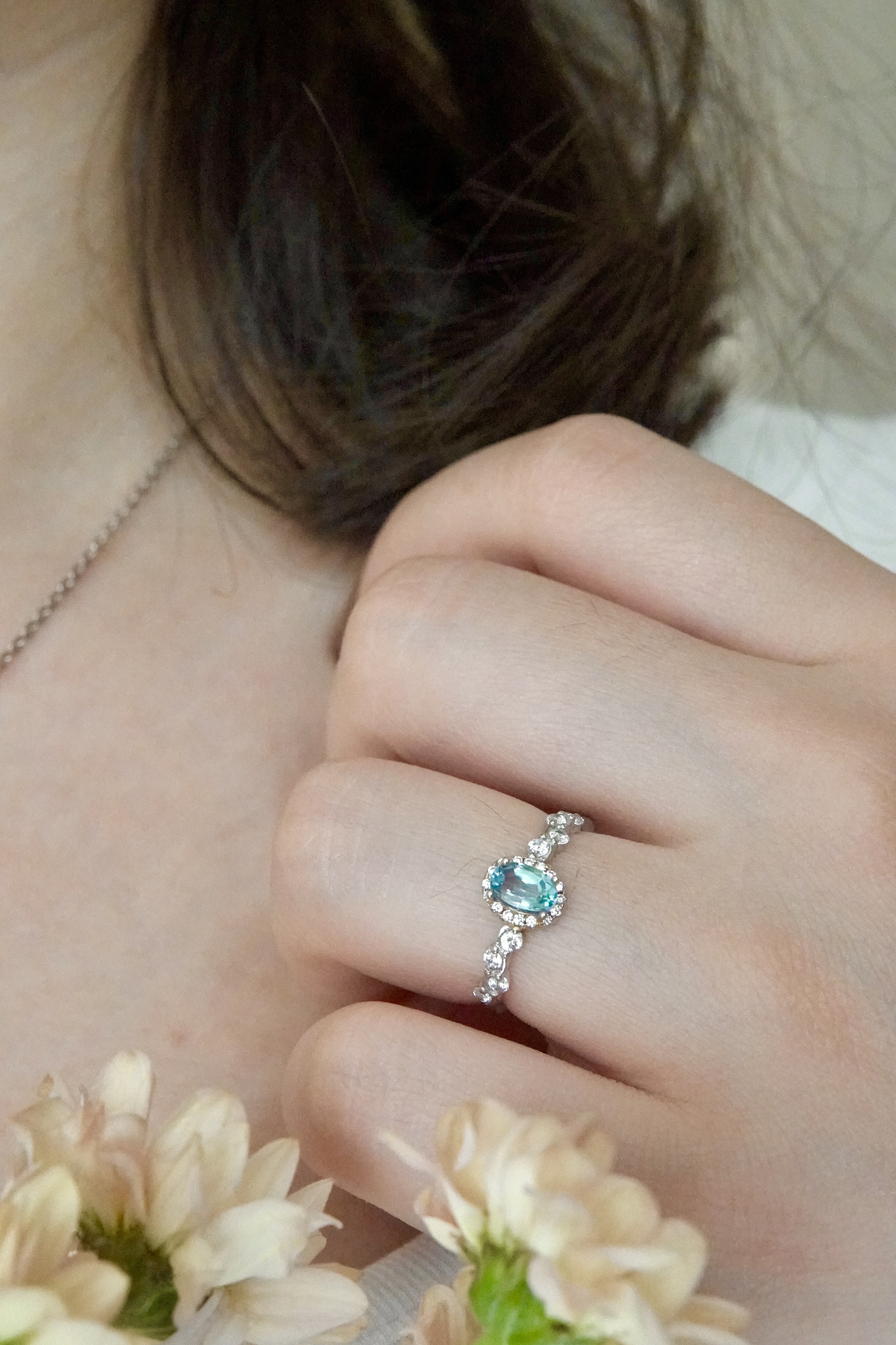 انگشتر جواهری زنانه و دخترانه با سنگ طبیعی توپاز اسکای مدل بهار | پایه نقره با آبکاری درجه یک