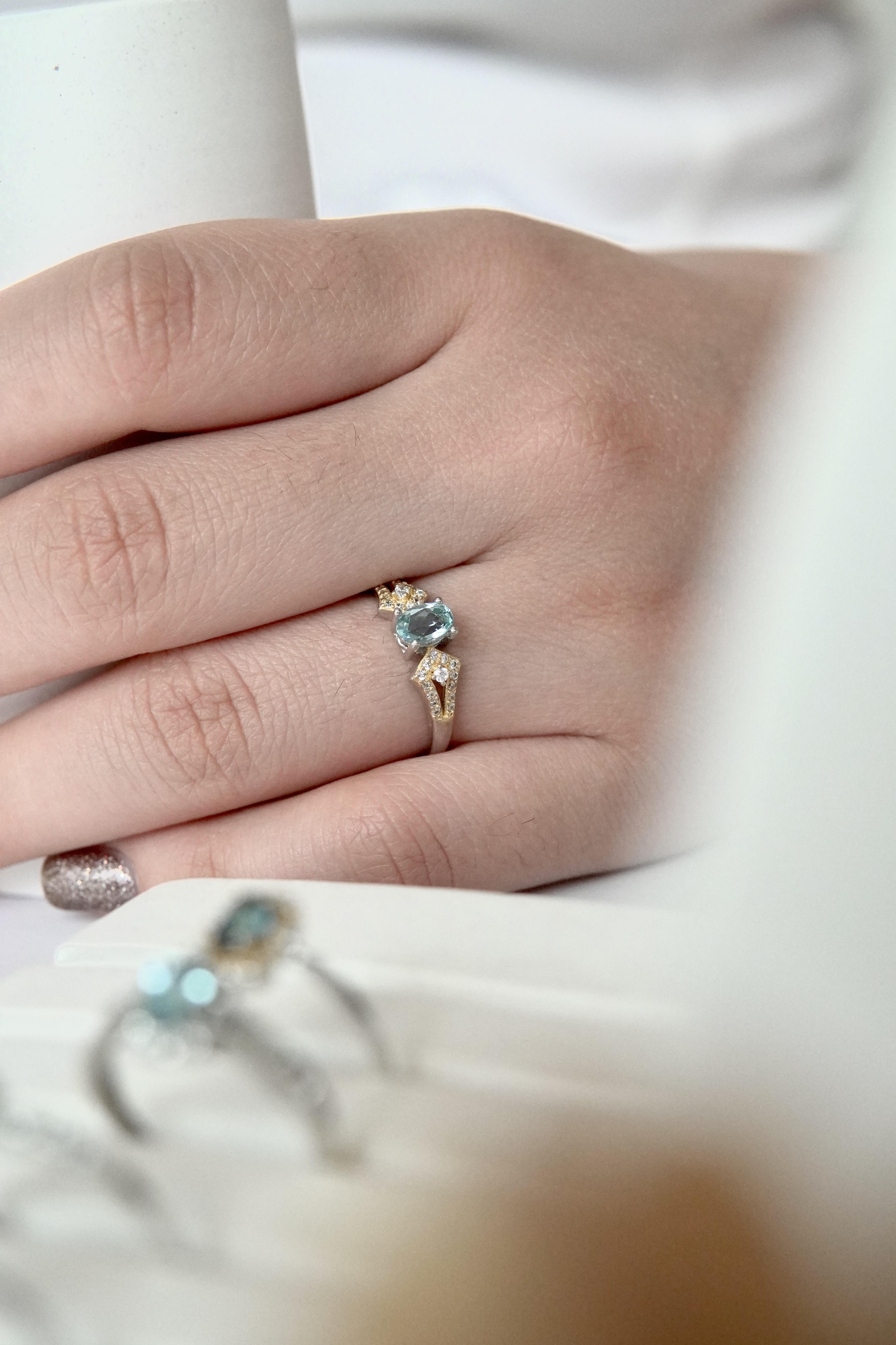 انگشتر جواهری زنانه و دخترانه با سنگ طبیعی توپاز اسکای مدل میلاد | پایه نقره با آبکاری درجه یک