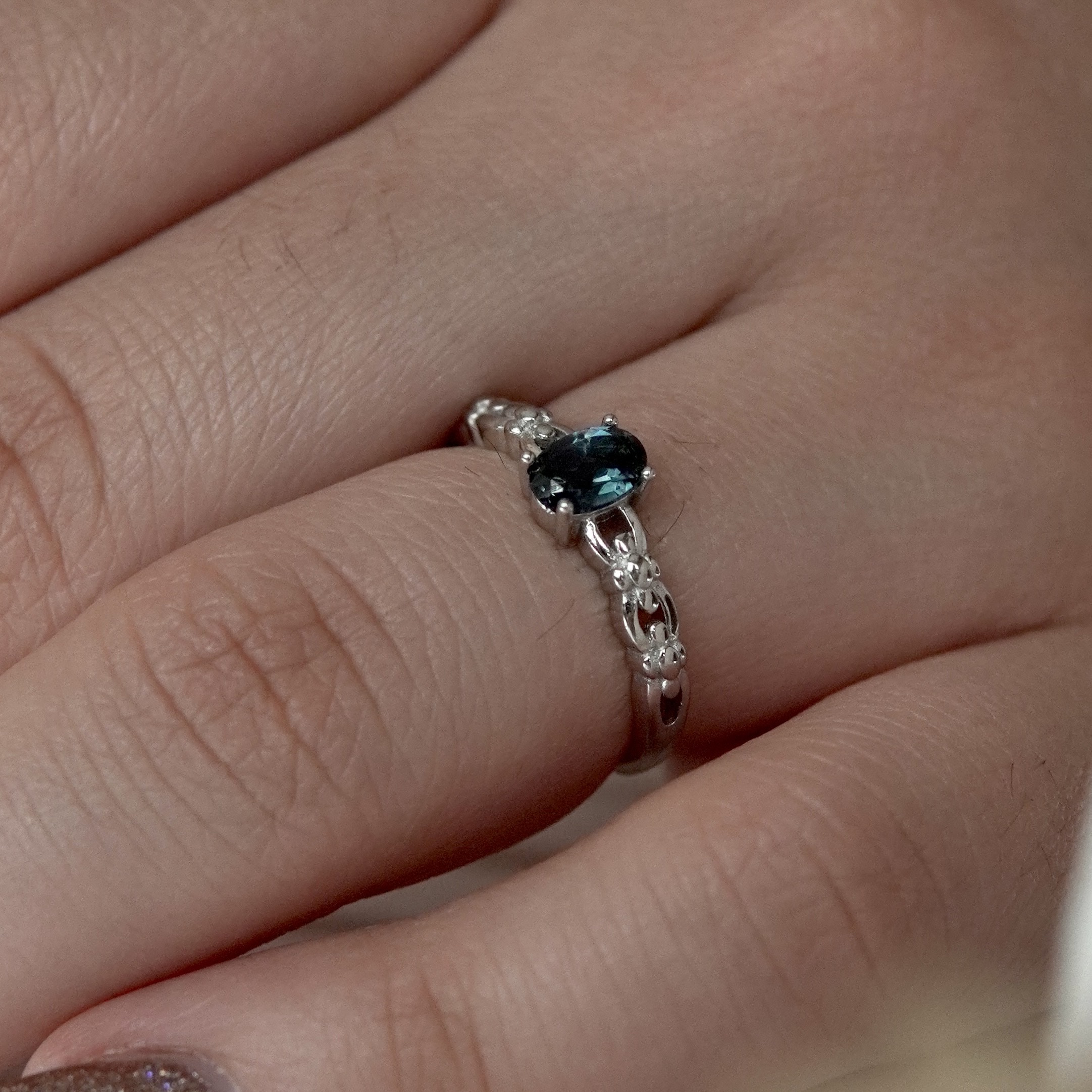 انگشتر جواهری زنانه و دخترانه با سنگ طبیعی توپاز لندن طرح هرمس | پایه نقره با آبکاری درجه یک